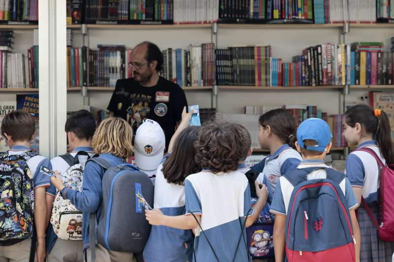Imagen de archivo de una caseta de la Feria del Libro de València. EFE/ Ana Escobar
