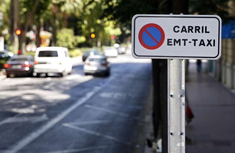 Prohibición de aparcar en el carril bus de Valencia. EFE/Kai Försterling/Archivo
