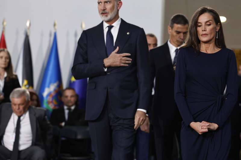 La reina Letizia (d) a su llegada al funeral de Estado por las 237 vctimas de la dana celebrado este mircoles en Valencia con motivo del primer aniversario de la tragedia. EFE Ballesteros POOL
