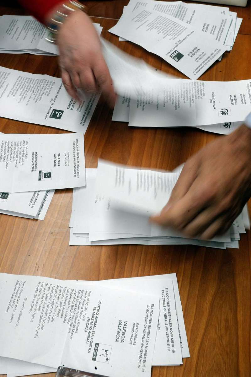 La Junta Electoral Provincial de Valencia recuenta votos en una imagen de archivo. EFE/Kai Försterling