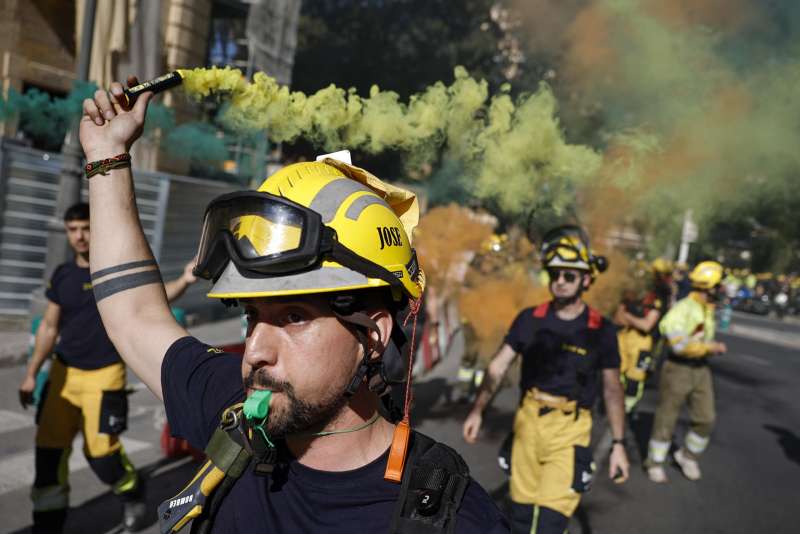 Los Bomberos Forestales de la Generalitat se manifiestan bajo el lema 