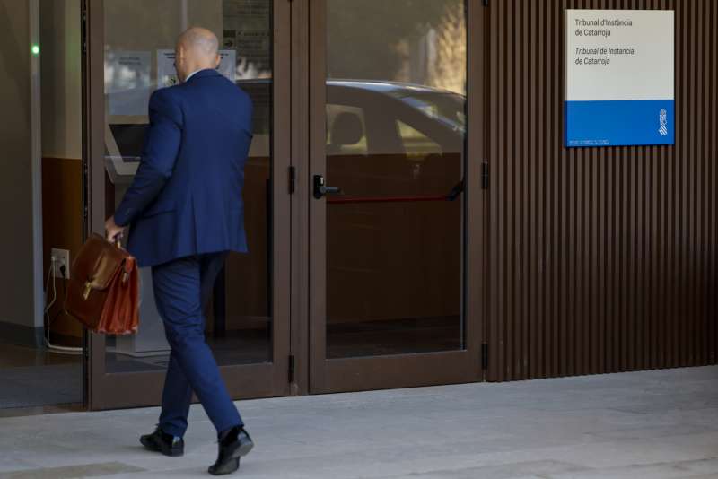 Una persona accede este martes al juzgado de Catarroja donde la jueza de la dana sigue tomando declaraciones. EFEAna Escobar
