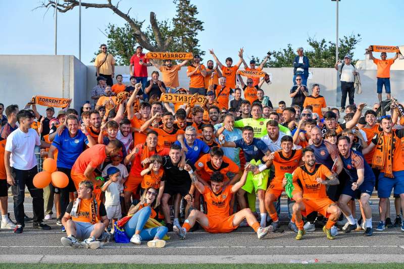 Los jugadores con la aficin en la celebracin de una victoria. EPDA