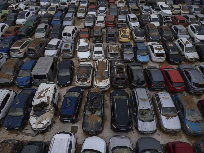 Fotografa con dron de los cientos de coches afectados por la dana en Benaguasil. EFEBiel Alio
