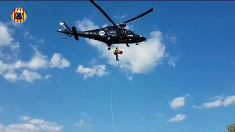 Un agente de bomberos sube el cuerpo hasta el helicóptero. / EPDA