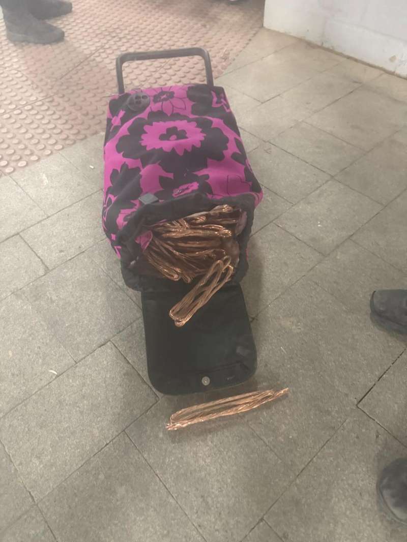 Cobre sustra�do en las v�as del tren de alta velocidad en Algemes�.  EFEAyuntamiento de Algemes�