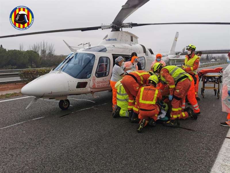 Un helicÃ³ptero de los servicios de urgencia trasladÃ³ a la mujer herida esta maÃ±ana en la AP-7.
