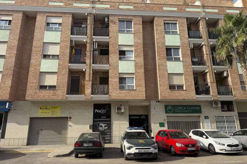 Un coche de la Guardia Civil estacionado en la puerta del inmueble donde ha sido hallado sin vida. EFERaquel Segura Archivo