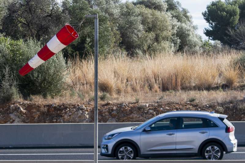 Un coche circula junto a una manga de viento en Castellón. EFE/Andreu Esteban/Archivo
