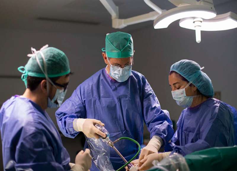 CirugÃ­a en un quirÃ³fano, en una imagen facilitada por el centro hospitalario.
