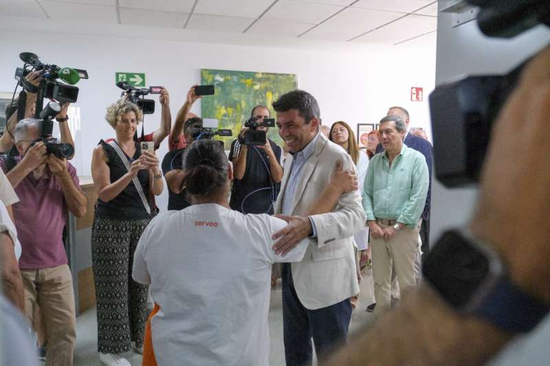 El president de la Generalitat, Carlos Mazn, durante su visita a la unidad de hospitalizacin psiquitrica infanto-juvenil del Hospital General Universitario de Elche. EFEPablo Miranz