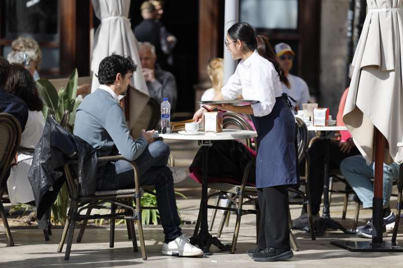 Una camarera atiende una mesa en una terraza. EFE Ana EscobarArchivo
