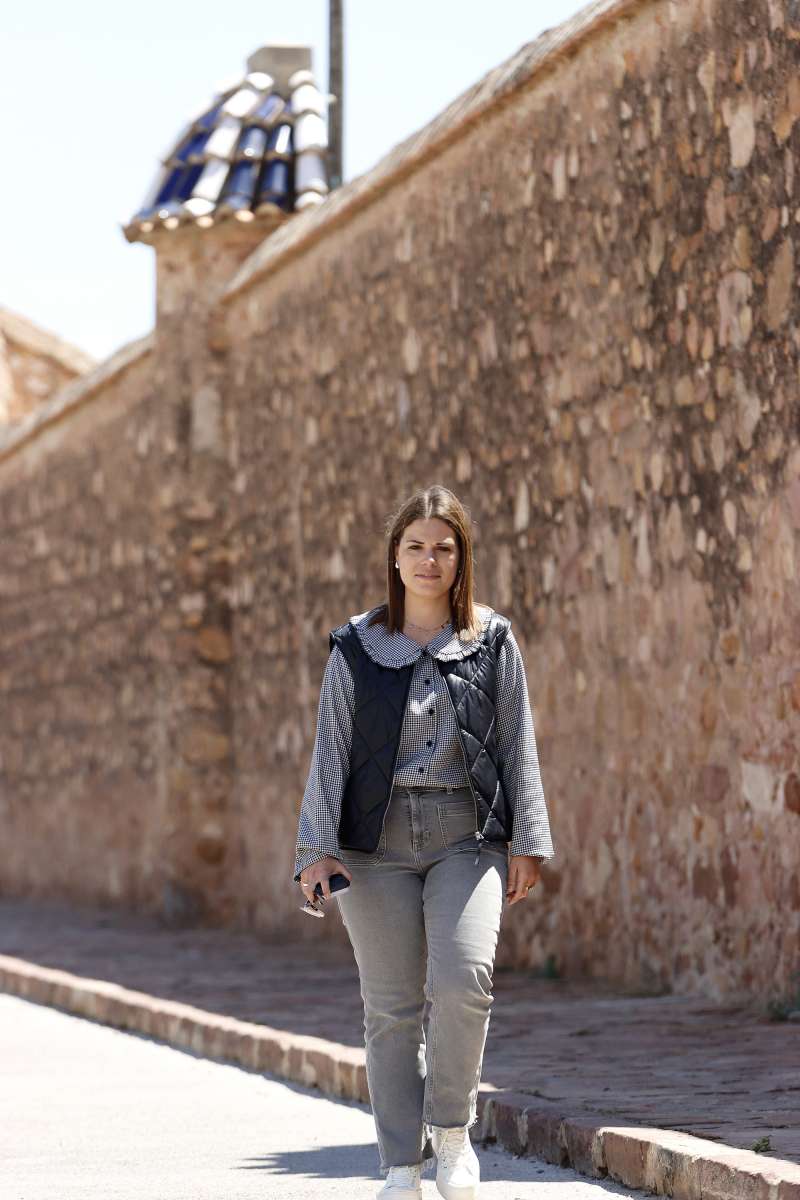 La concejala Nuria Sebasti en la muralla del campo de ftbol. EPDA