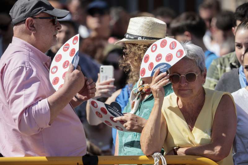 Imagen de archivo de varias personas que se protegen del sol y del calor con abanicos en Valncia. EFEBiel Alio
