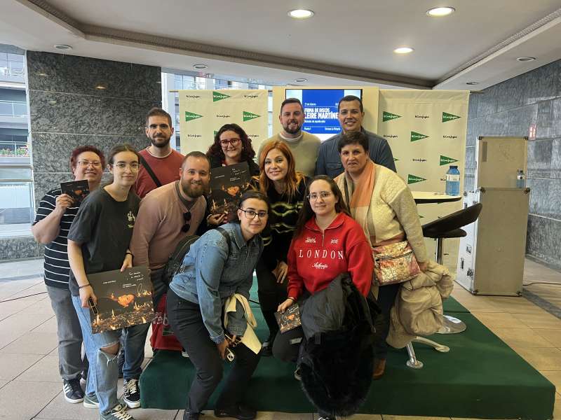 Firma de discos de Leire Mart�nez en Valencia.  EPDA