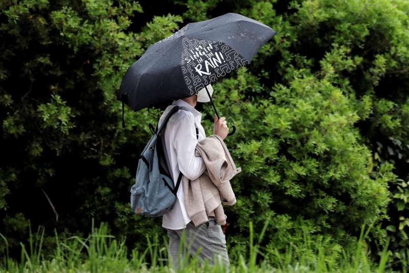 Una persona se protegen de la lluvia con un paraguas. EFE/Ana Escobar/Archivo
