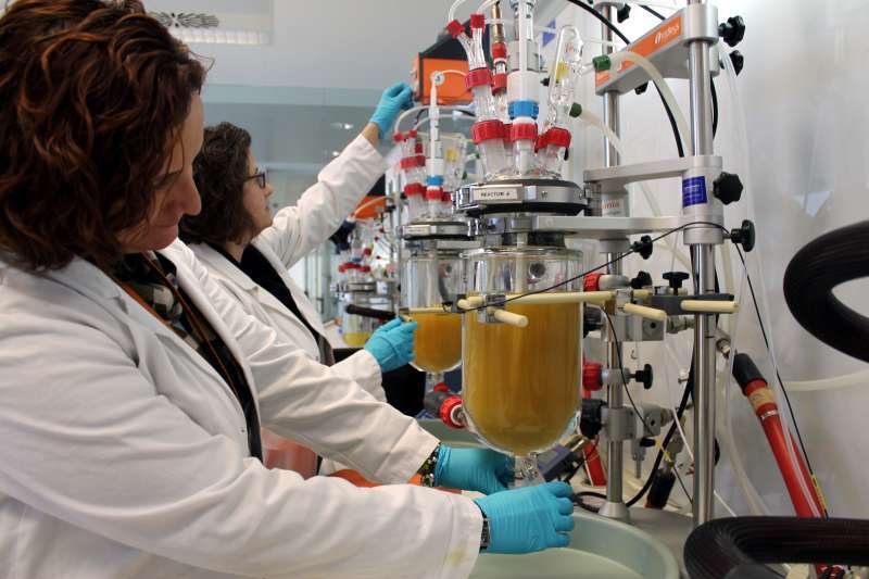 Mujeres trabajando en un laboratorio.EPDA