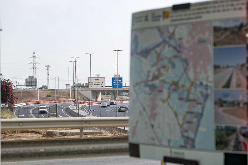 Reapertura en su totalidad de la carretera CV-33, daada durante las inundaciones. EFEManuel Bruque
