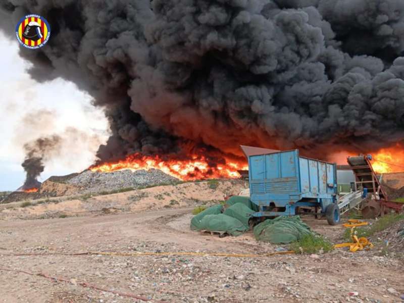 Momento del incendio de Requena, en una imagen del Consorcio Provincial de Bomberos de Valencia.
