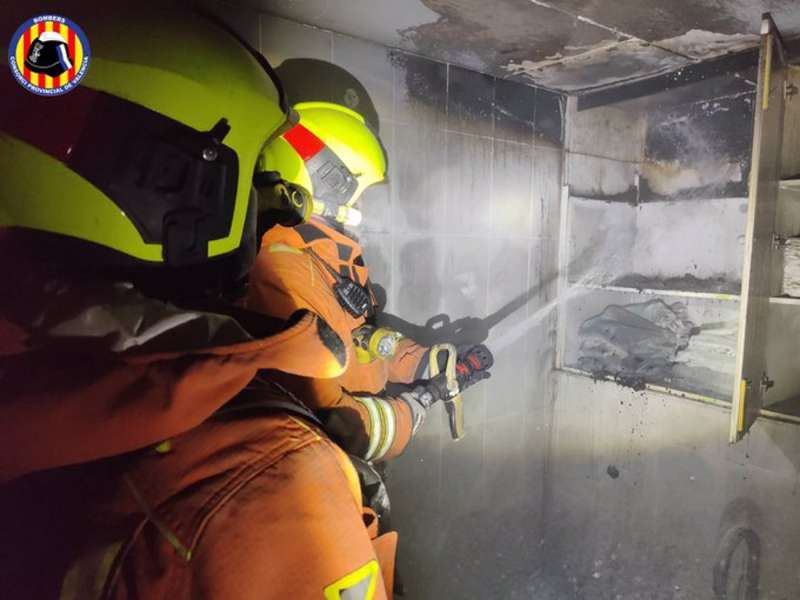 Foto cedida por el Consorcio de Bomberos de la actuación en el incendio en una residencia de salud mental de la Pobla de Vallbona. /EPDA