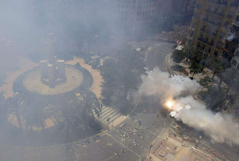 Imagen de archivo de una mascletà disparada en la plaza de Los Luceros de Alicante. EFE/Morell
