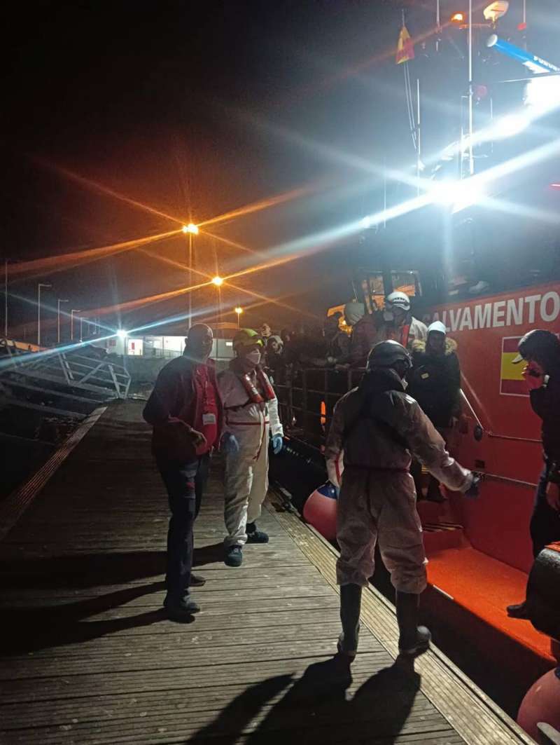 Imagen cedida por Cruz Roja del salvamento este martes de madrugada de una patera frente a las costas de Santa Pola. EFE
