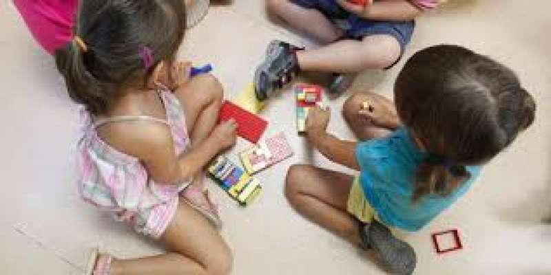 Niños jugando en casa. EFE Niños jugando en casa. EFE