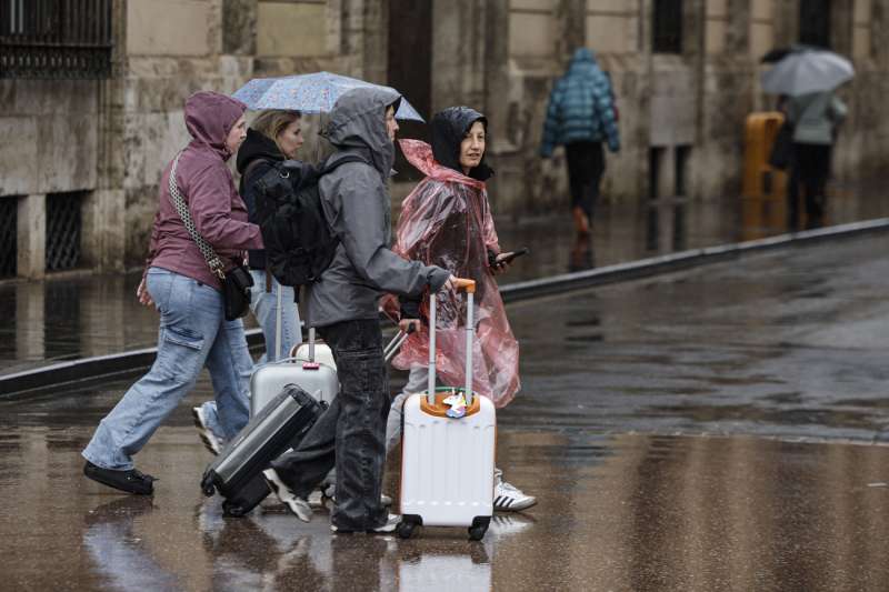 Un grupo de personas en la ciudad de Val�ncia. EFEBiel Ali�o
