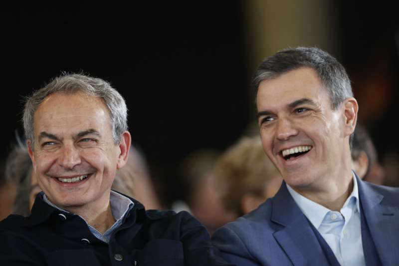 El presidente del Gobierno Pedro Sánchez (d) y al expresidente José Luis Rodríguez Zapatero (i) durante un acto. Archivo/ EFE/ Luis Tejido
