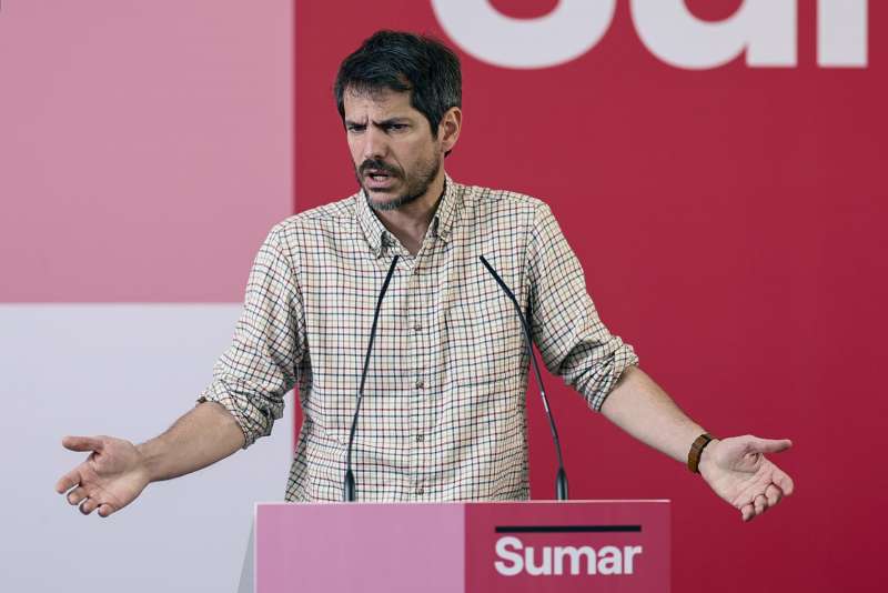 El portavoz de SUMAR, Ernest Urtasun, durante la rueda de prensa ofrecida este lunes en Madrid. EFE/ Rodrigo Jiménez

