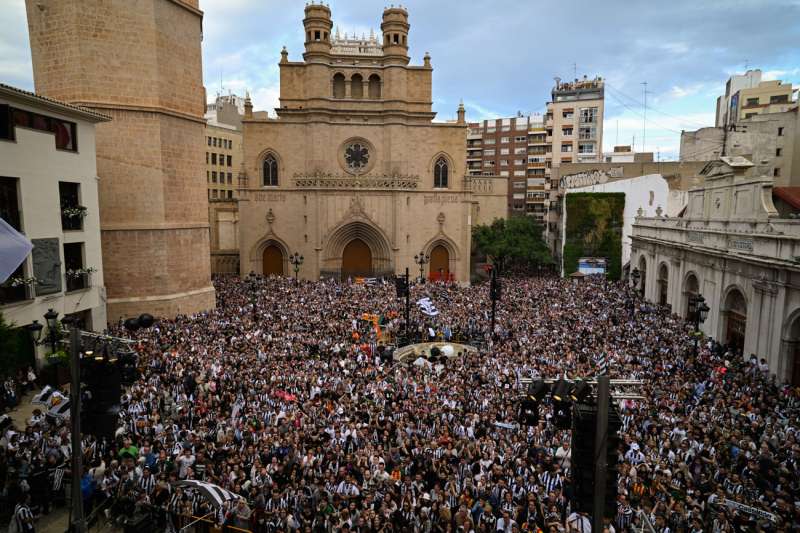 La plaza Mayor de CastellÃ³n se ha quedado pequeÃ±a para festejar el ascenso a Segunda DivisiÃ³n del CD CastellÃ³n, ya que miles de seguidores 