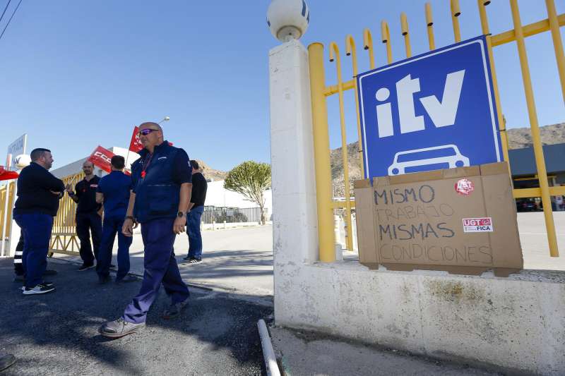 Varios trabajadores de la Inspección Técnica de Vehículos (ITV) protestan a las puertas de una instalación. EFE/Manuel Lorenzo/Archivo