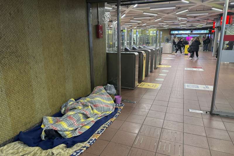 Una persona sin hogar duerme en una estacin de metro. EFE/ Laura P. Gutirrez
