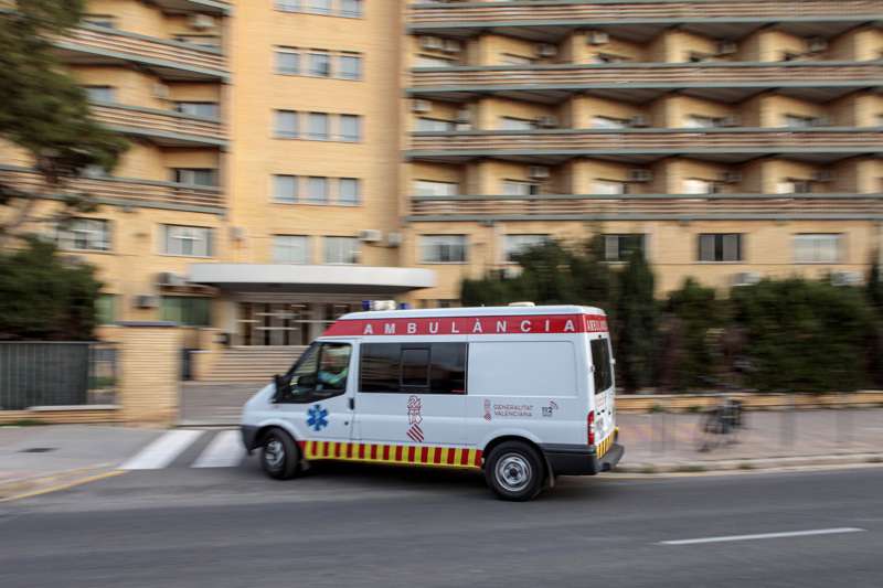 Imagen de archivo de una ambulancia llegando a un hospital de la Comunitat Valenciana. EFE/Biel Ali�o
