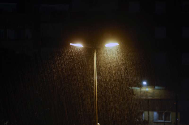  Detalle de la lluvia a la luz de la farola durante la noche de este sbado. EFEKai Frsterling