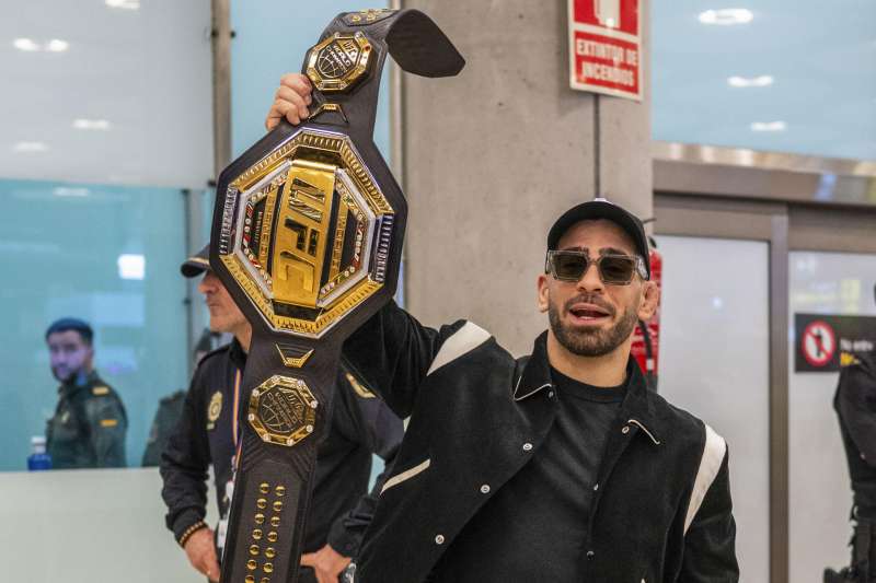 El peleador Ilia Topuria, recientemente proclamado campeón del peso pluma de la UFC, a su llegada al Aeropuerto Adolfo Suárez Madrid-Barajas. EFE/ Fernando Villar
