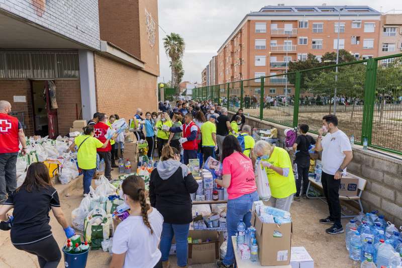 Voluntarios durante la dana repartiendo productos en el colegio Blasco Ibez. JOS ANDRS