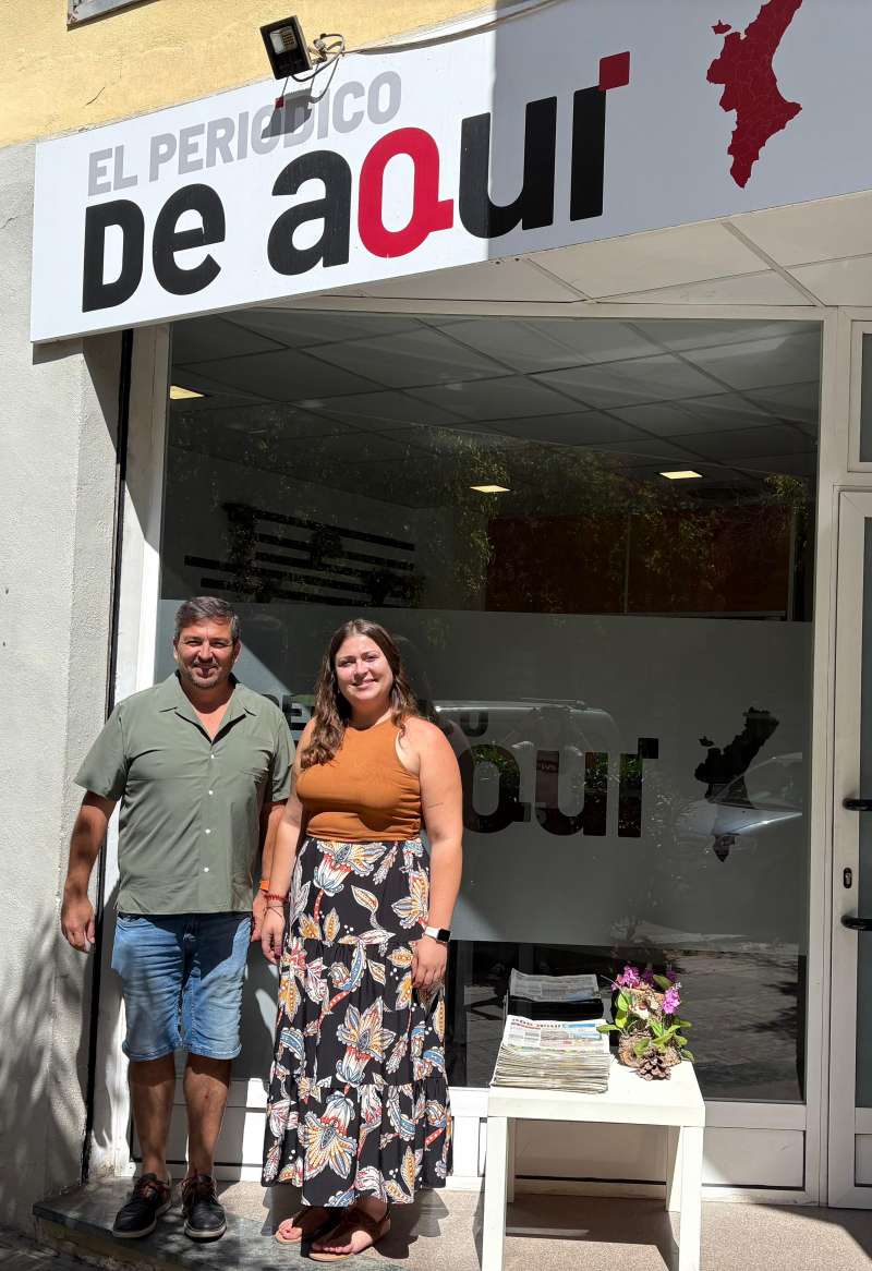 Pere Valenciano, director de El Peridico de Aqu, y Judith Celma, nueva redactora jefa. EPDA