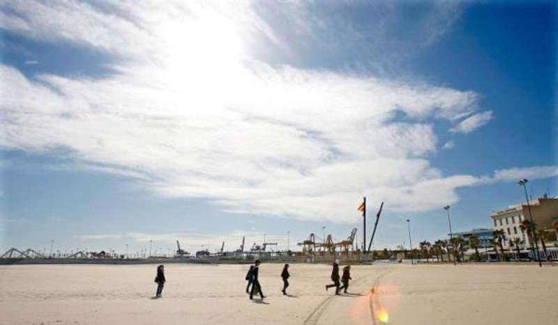 Varios jóvenes pasean por la playa de Las Arenas de Valencia. EFE/Manuel Bruque/Archivo

