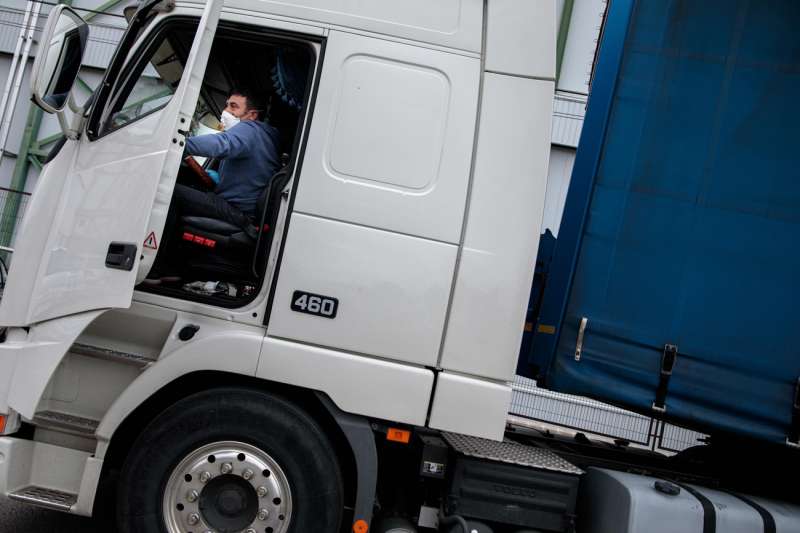 Un camionero sube a su camión durante una entrega en el polígono industrial Fuente del Jarro de Paterna (València), siendo los transportistas parte de uno de los sectores imprescindibles para el funcionamiento del país. EFE/Biel Aliño/Archivo

