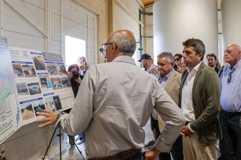 El president de la Generalitat, Carlos Mazn, durante su visita este jueves a las obras de modernizacin del regado de los sectores 17 y 4 de la Acequia Real de Jcar. EFEManuel Bruque
