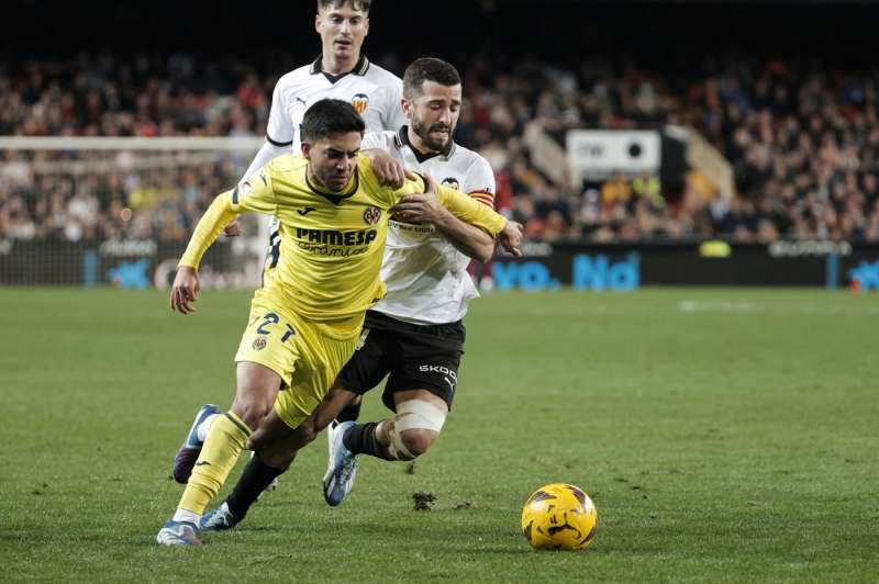 El jugador del Villarreal, Ilias Akhomach (i), disputa el balón ante el defensa del Valencia, José Gayá, durante el encuentro de la primera vuelta en Mestalla. EFE/Manuel Bruque/Archivo
