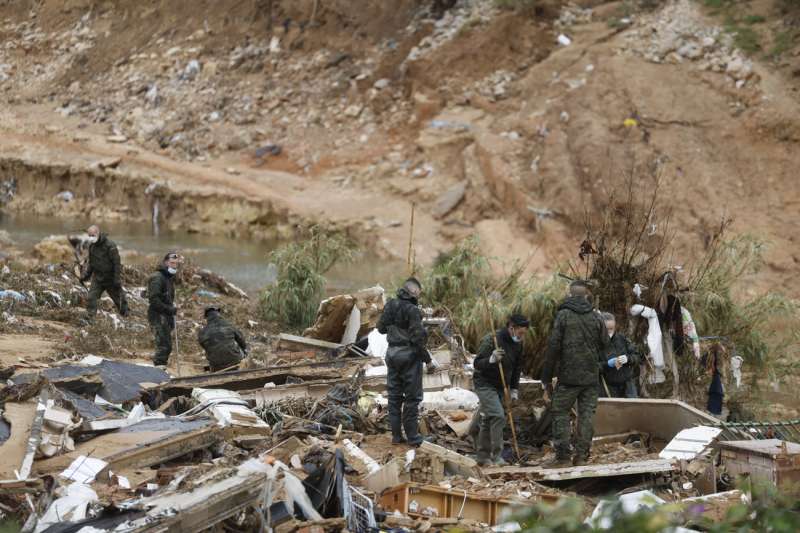 Militares realizan labores de bsqueda de desaparecidos en el barranco del Poyo a su paso por Torrent. EFEKai FrsterlingArchivo
