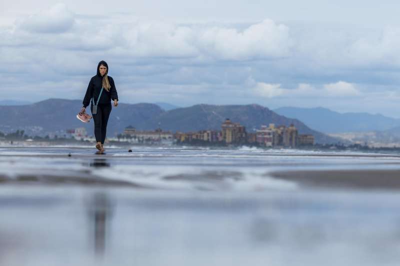 Una persona pasea por la playa. EFE/Biel Aliño/Archivo