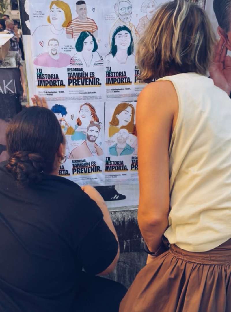 Manifestantes pegando el cartel del movimiento organizado por La nia amarilla | EPDA