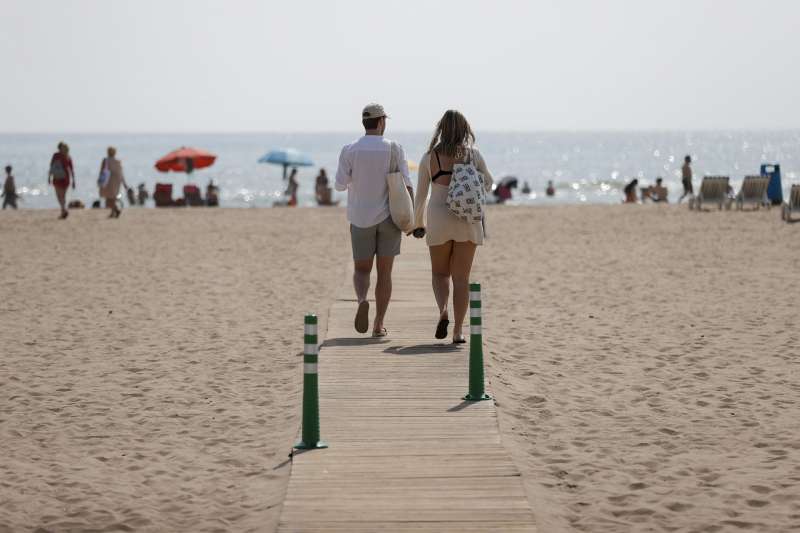 Dos personas pasean por la playa de la Malvarrosa de Valencia en una imagen de archivo. EFEManuel Bruque Archivo
