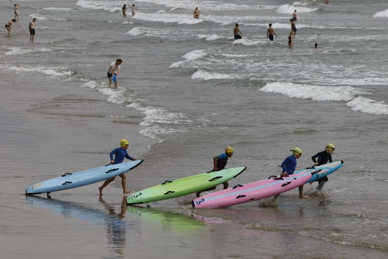 Varias personas practican paddle surf en la playa de la Malvarrosa en Valencia. EFE/ Biel Alino
