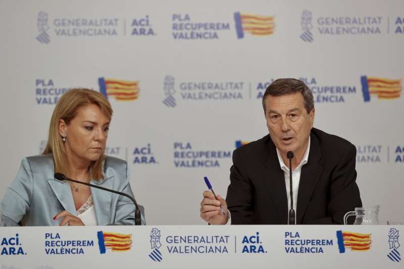 La vicepresidenta y portavoz del Consell, Susana Camarero, acompaado por el conseller de Sanidad, Marciano Gmez, durante la rueda de prensa ofrecida este martes. EFEManuel Bruque
