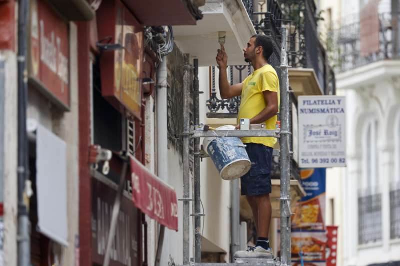 Un pintor trabaja en una calle de Valencia, en una imagen de archivo. EFEBiel Alio
