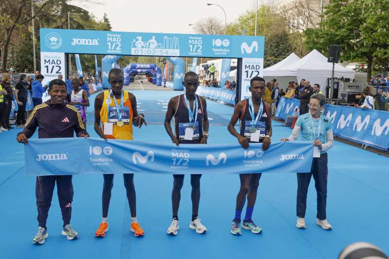 El histórico atleta etíope Haile Gebrselassie (i) y la portuguesa Rosa Mota (d), con los tres primeros clasificados en la Media Maratón de Madrid este domingo. EFE/Fernando Alvarado